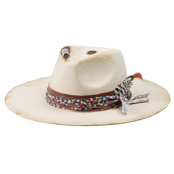 Modern Felt Hat – Neutral Base, Mixed-Material Trim